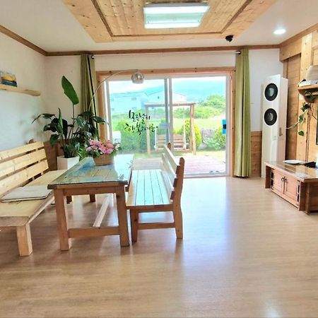 Tree House Guesthouse Чеджу Екстериор снимка