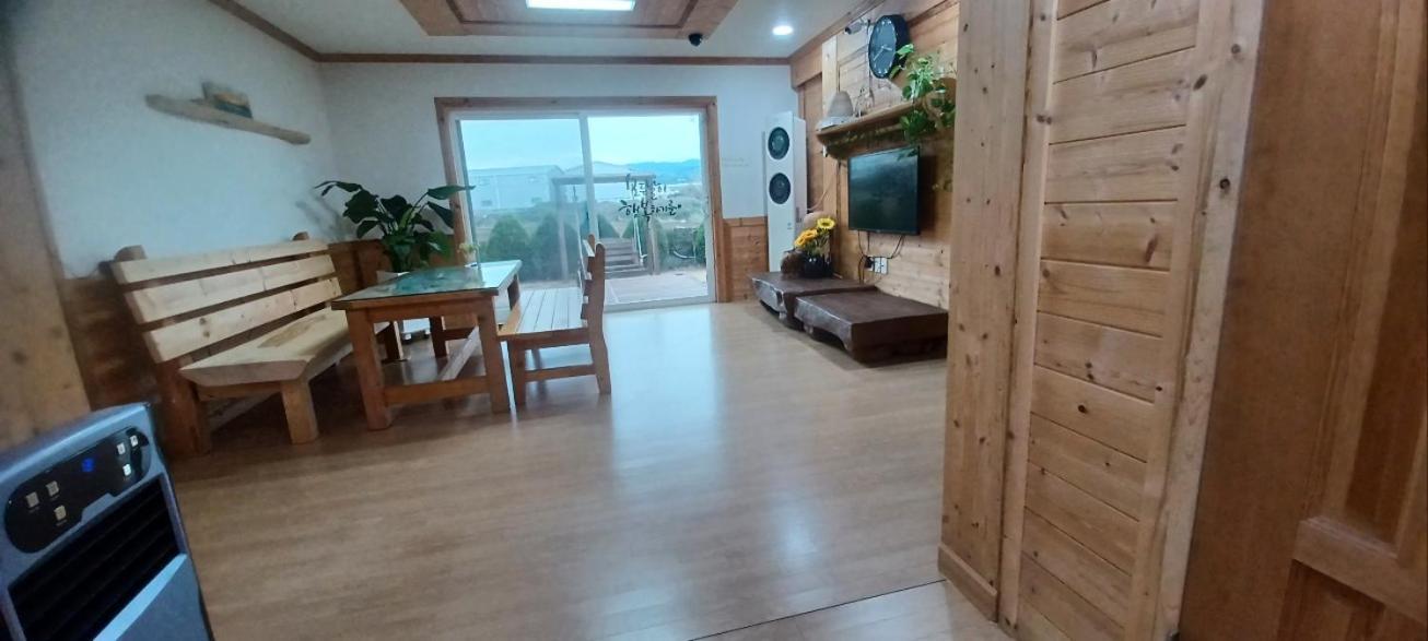 Tree House Guesthouse Чеджу Екстериор снимка