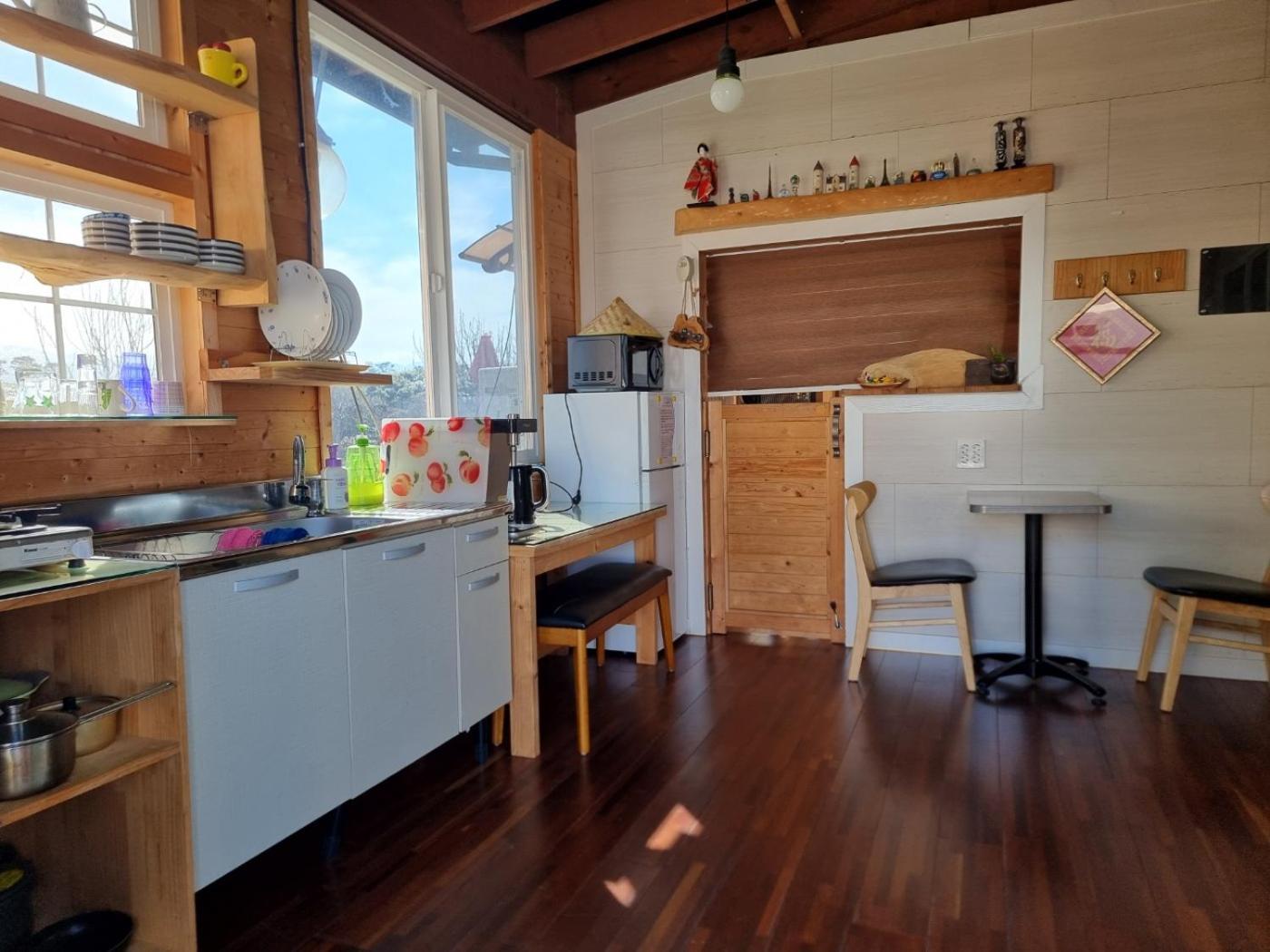 Tree House Guesthouse Чеджу Екстериор снимка