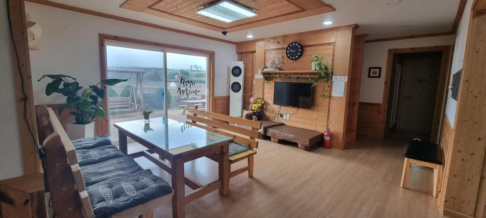 Tree House Guesthouse Чеджу Екстериор снимка