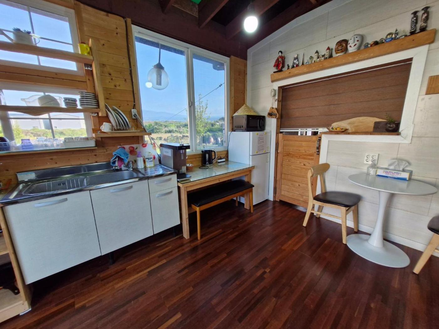 Tree House Guesthouse Чеджу Екстериор снимка