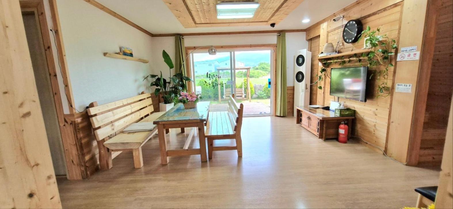 Tree House Guesthouse Чеджу Екстериор снимка
